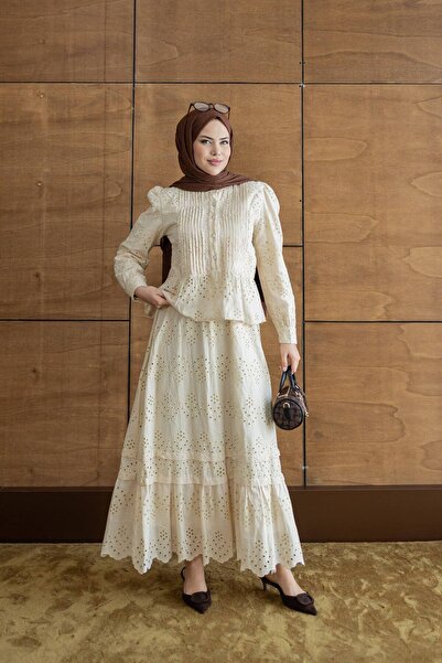 demet's collection طقم ميرا مكون من قطعتين بتفاصيل مطرزة وأزرار مرصعة بالأحجا...