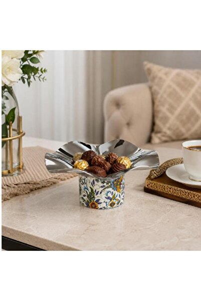 Warehouse Wavy dessert serving plate with decorated base