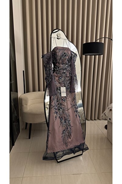 Nareen Fashion فستان سهرة أنيق بلون موف غباري هادئ، بتصميم طويل ينسدل بنعومة ...