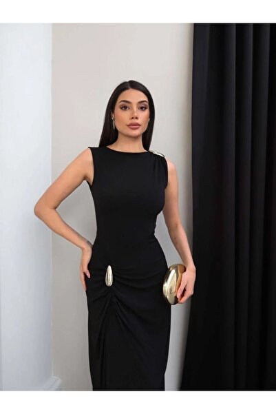 Kinzi فستان بدون أكمام مع تفاصيل مجمدة على الجانب وحزام على الكتف.