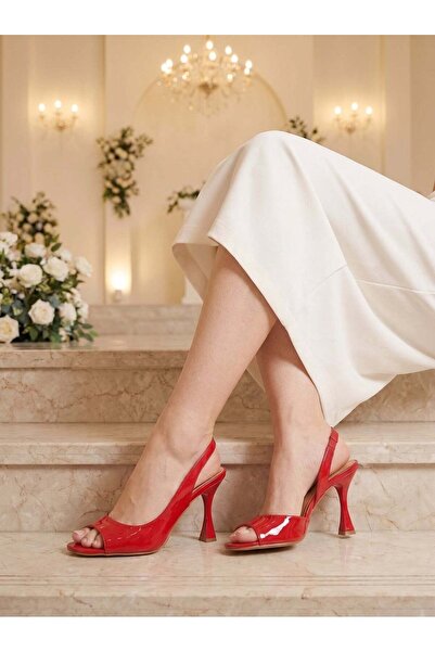 Güllü Shoes Kırmızı Rugan Topuklu Sandalet Küt Burun Önü Açık Tek Bant Arkası...