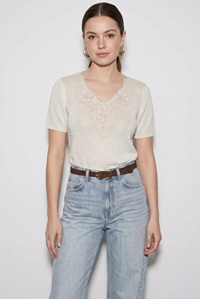Generic Brand Women's Floral Appliqué V-Neck Knitwear Ecru Blouse