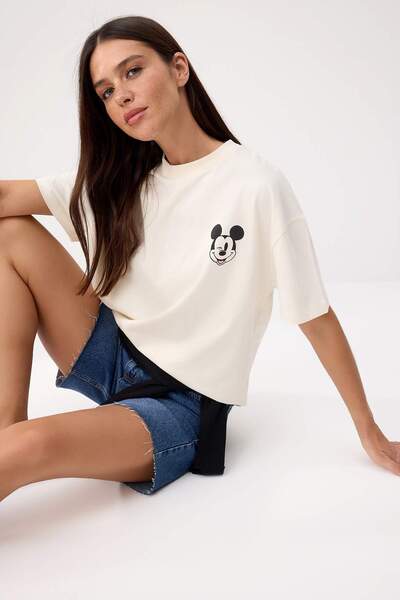 Trendyol kolekcija Ecru Mickey Mouse licencirana majica sa printom, opuštenog...