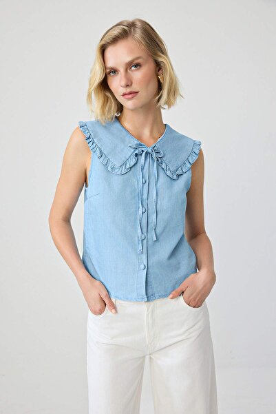 Trendyol Collection بلوزة دينيم بتفاصيل ياقة باللون الأزرق الفاتح TWOSS26BZ00937