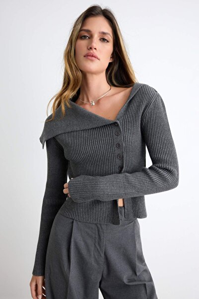 Trendyol Collection كارديغان تريكو بخيط فاخر لامع المظهر بقصة ضيقة للنساء، با...