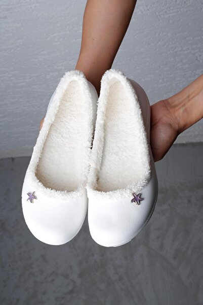 Beyond Γυναικεία Λευκά Παπούτσια Σπιτιού Faylon με Γούνα Εσωτερικά και Λεπτομ...