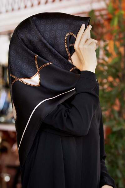 100% Twill Silk Chain And Monogram Pattern Black - Cream Color 90x90 Scarf Sewing Type : Hand Sewing