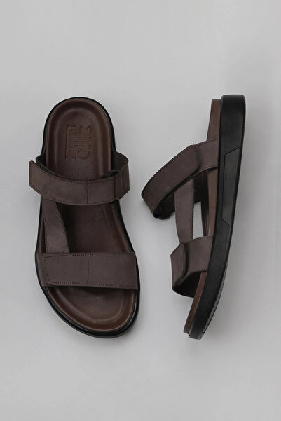 Bueno Shoes Brązowe męskie klapki z nubuku 11t23345