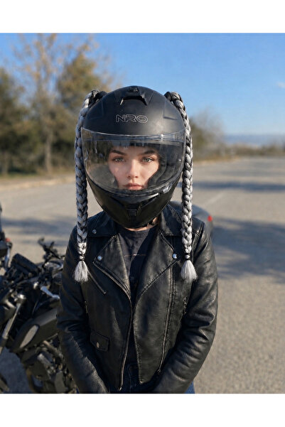 Beta motosiklet motor gri kask saçı örgülü