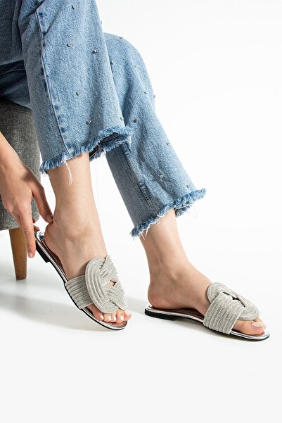 dabab shoes شبشب نسائي من LUMIRY باللون الفضي مزين بأحجار وشريط مزين بعقدة ولامع