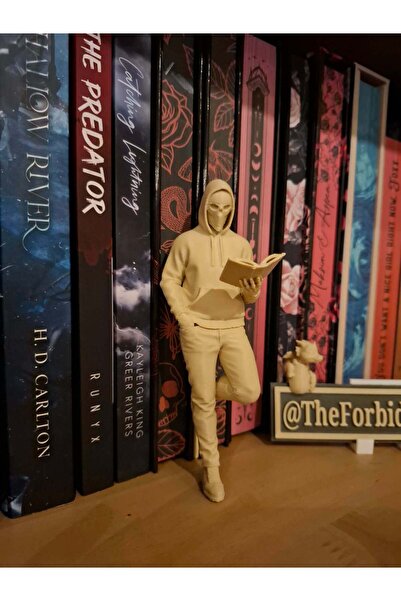 The Plasti Figurină de om mascat citind o carte, decor pentru bibliotecă
