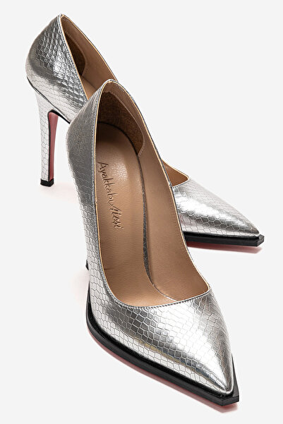 Ayakkabı Ateşi Ασημένια παπούτσια με τακούνι στιλέτο κροκόδειλου, με μυτερή μ...