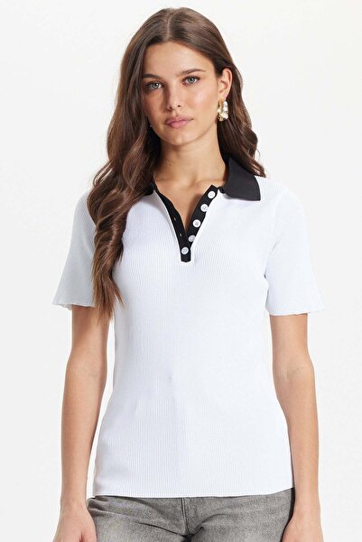 Tudors Γυναικείο μπλουζάκι με λεπτή εφαρμογή, στενή γραμμή, κοντό μανίκι, ριμ...