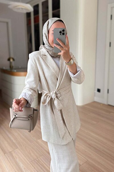 Ka Hijab طقم سترة مبطنة بتفاصيل عند الخصر - بيج