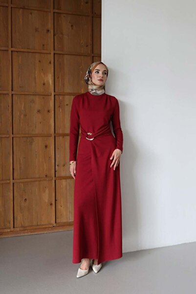 Esma Gündoğdu فستان إيما بتفاصيل مشبكية باللون العنابي