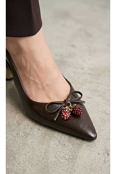 Melinta Shoes حذاء ميلينتا كيه ذو كعب ذهبي مزين بشريط قهوة وتفاصيل خرزية
