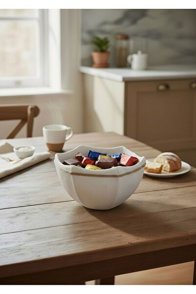 Casco Serving Bowl with Scalloped Edges