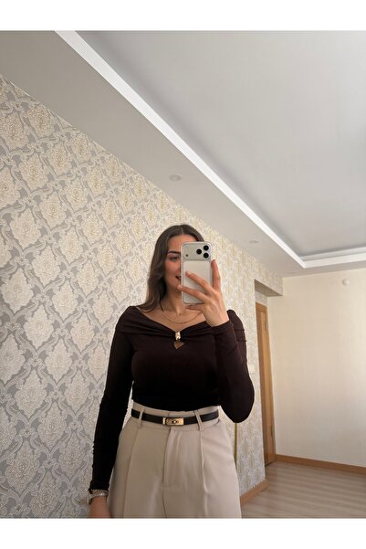 Butik Duygu Şakiroğlu Gold Toka Detaylı Kahve Kayık Yaka Bluz
