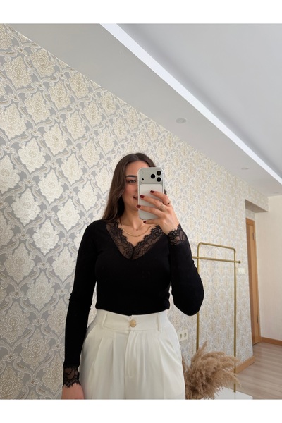Butik Duygu Şakiroğlu Dantel Detaylı Siyah Bluz