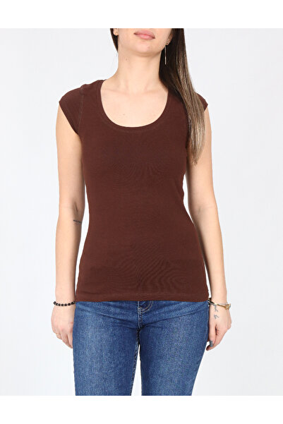 Evendi Tricou, Maro