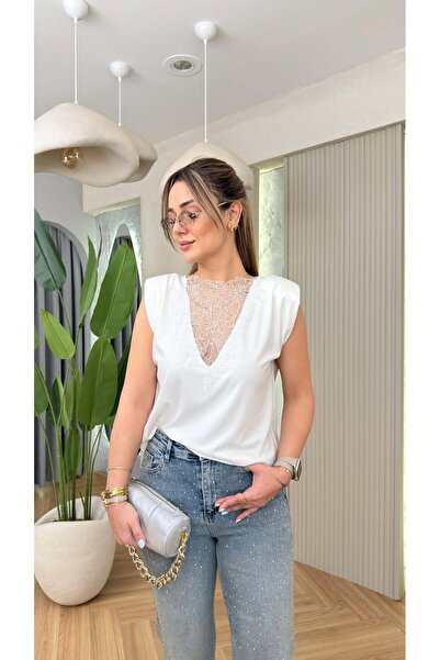 Kadın Beyaz Sırtı Dantel Detaylı Vatkalı Tshirt