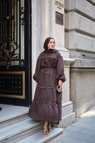 LOCCO فستان نسائي من التول بتفاصيل شريطية رفيعة وربطة خصر باللون البني