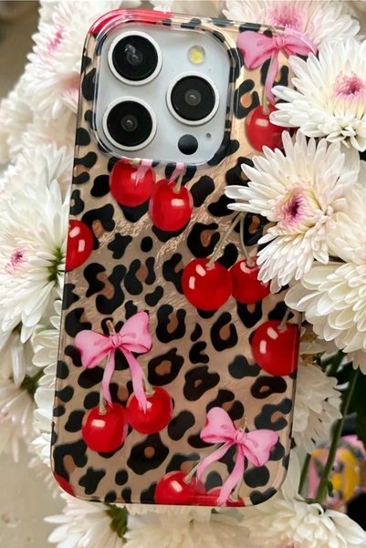 EWEC iPhone 16 Uyumlu Leopar ve Pembe Fiyonklu Kiraz Desenli Hologramlı IMD Premium Telefon Kılıfı