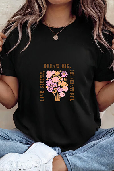 Sarah's Boutique Women's T-shirt – 100% cotton – Dream Big