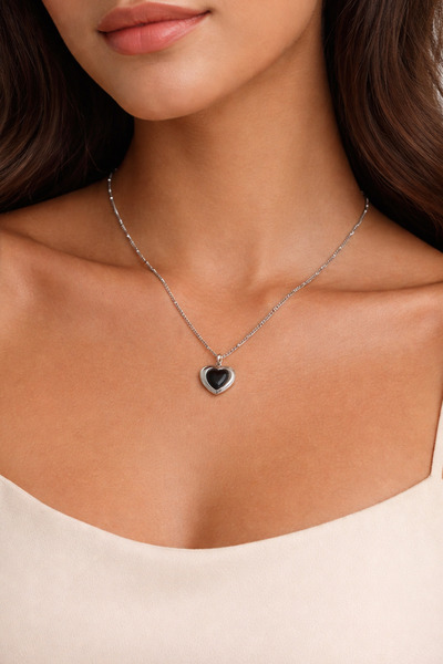 laria jewelry قلادة على شكل قلب من الحجر الأسود