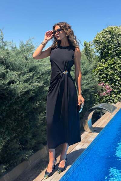 Mine Tan Butik Rochie cu decolteu rotund, drapată în talie, cu cataramă aurie - Negru