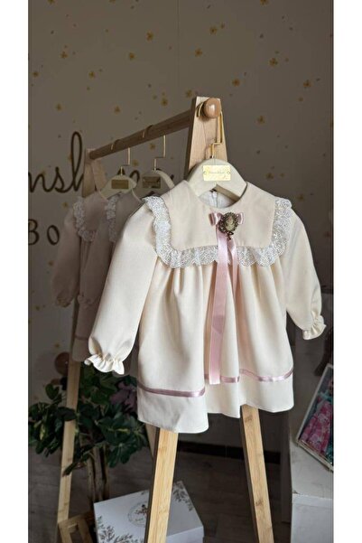 sunshine boutique15 فستان ناعم فكتوري بلمسه ملكيه راقيه باللون البيج فيونكه وردي - سنتين