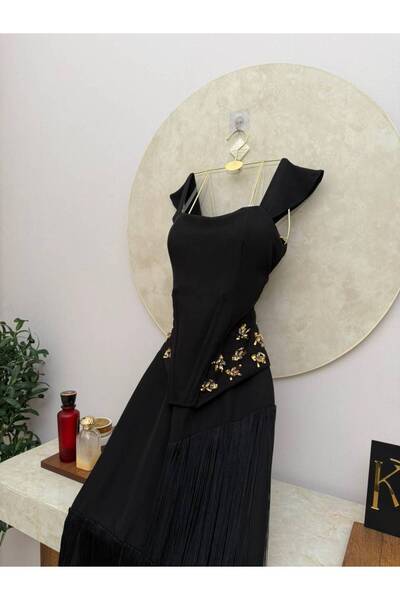 NALA FASHION فستان أسود فاخر بتصميم أوف شولدر، قصّة مشدودة تُبرز الخصر، تطريزات ذهبية