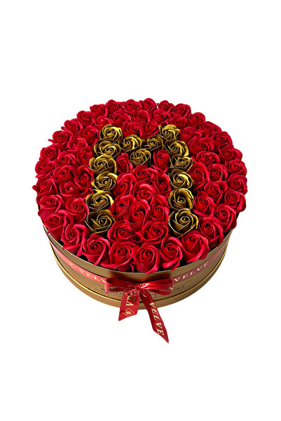 velve Aranjament floral personalizat cu litera M, in cutie rotunda aurie cu 7...