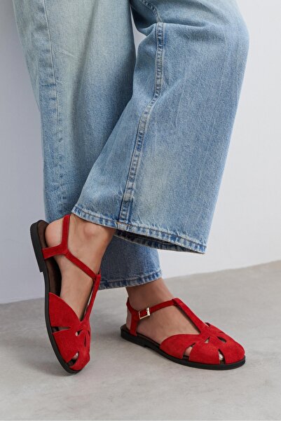 NİŞANTAŞI SHOES Harpy crvene sandale od antilop kože sa detaljima kopče i rav...