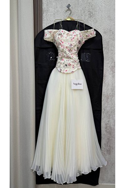 ANGELINSA Sukri Gave Him the Evening Gown.