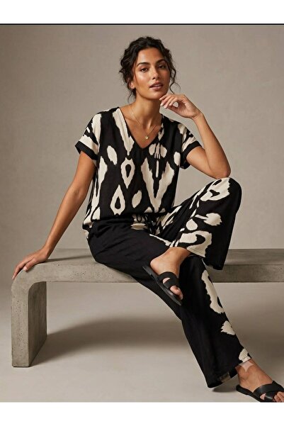 520CK Women's Plus Size V-Neck Short Sleeve Black and White Patterned Blouse