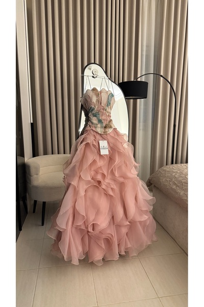 Nareen Fashion فستان سهرة فاخر باللون الوردي الغباري، يجمع بين الجرأة والرقي ...