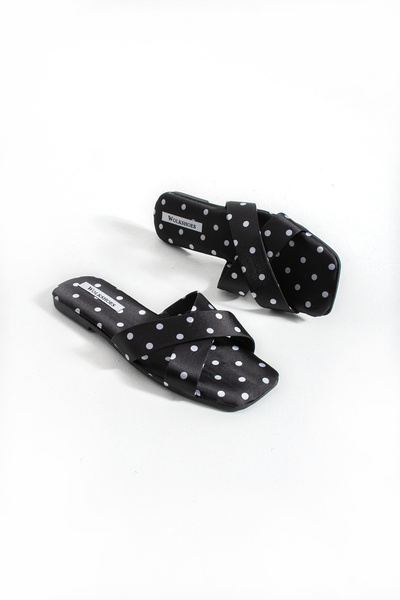 wolk shoes شبشب نسائي منقط بحزام متقاطع ونعل مسطح،