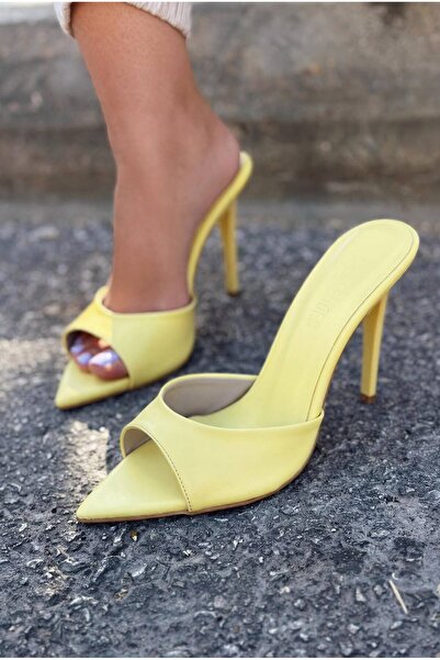 I Love Shoes شبشب نسائي بكعب من الجلد الأصفر غير اللامع من ليوريس