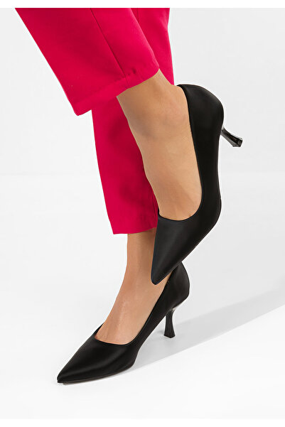 B T Shoes Μαύρα παπούτσια Σελίνια με τακούνι