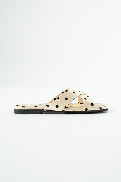 Siena Shoes شبشب نسائي يومي من الساتان منقط باللون البيج من بيرلا