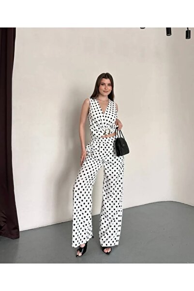 Trendline طقم نسائي من قطعتين من TREND مع إكسسوارات منقطة