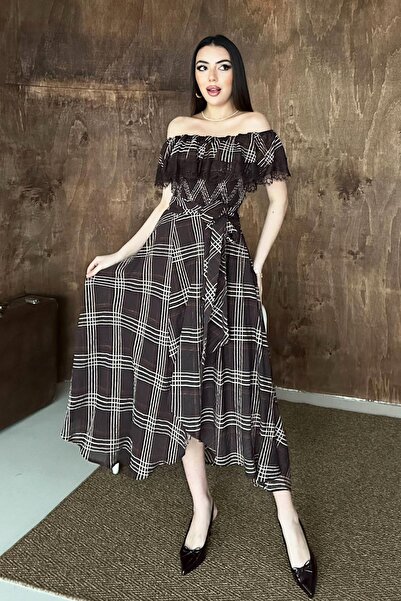 Moda Days فستان نسائي بني منقوش بياقة كارمن وتفاصيل دانتيل وحزام على شكل حرف ...