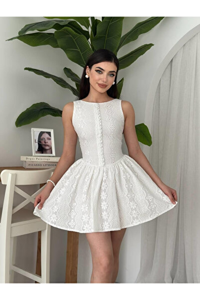 Clothes Fast فستان نسائي أبيض قصير مزين بأزرار مطرزة وتفاصيل بدون أكمام وقصة ...