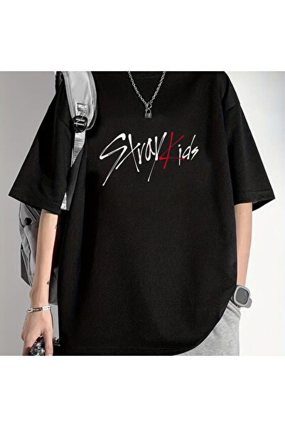 DEEFWEAR تي شيرت أسود مطبوع عليه تفاصيل StrayKids من MINGALONDON