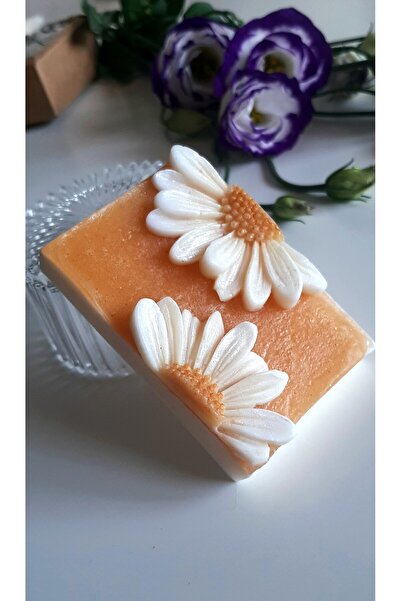 ArtINA esmaraldchic Sapun cu miere si turmeric decorat cu margarete, ulei esential de portocale, cocos, handmade