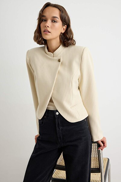 Trendyol Collection سترة قصيرة مخططة بخطوط حجرية وياقة مزدوجة الأزرار TWOAW27...