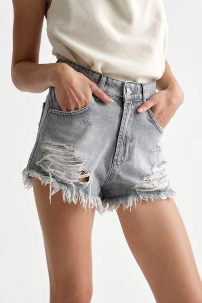 Açelya Okcu Mini pantaloni scurți din denim Kaida Premium cu detalii rupte