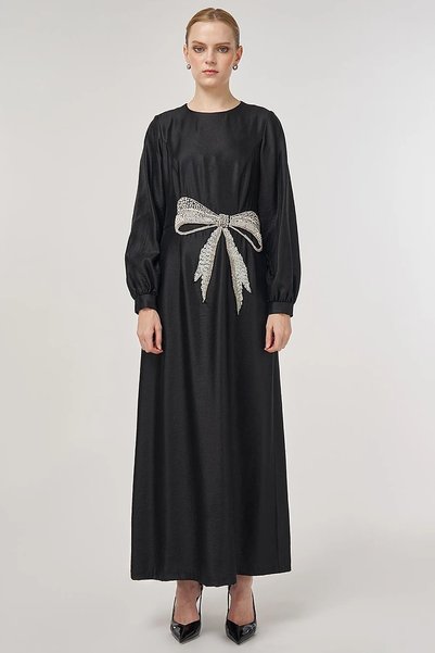 Kayra Rochie elegantă din satin brodat cu margele, neagră
