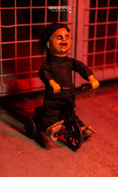 Dekorsende Cadılar Bayramı Bisikletli Hareketli Chucky 35 cm